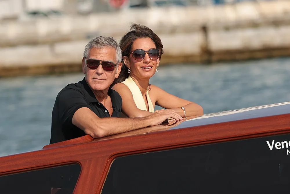 أمل وجورج كلوني أثناء وصولهما إلى مهرجان البندقية السينمائي الثاني والثمانين في 26 أغسطس 2025.