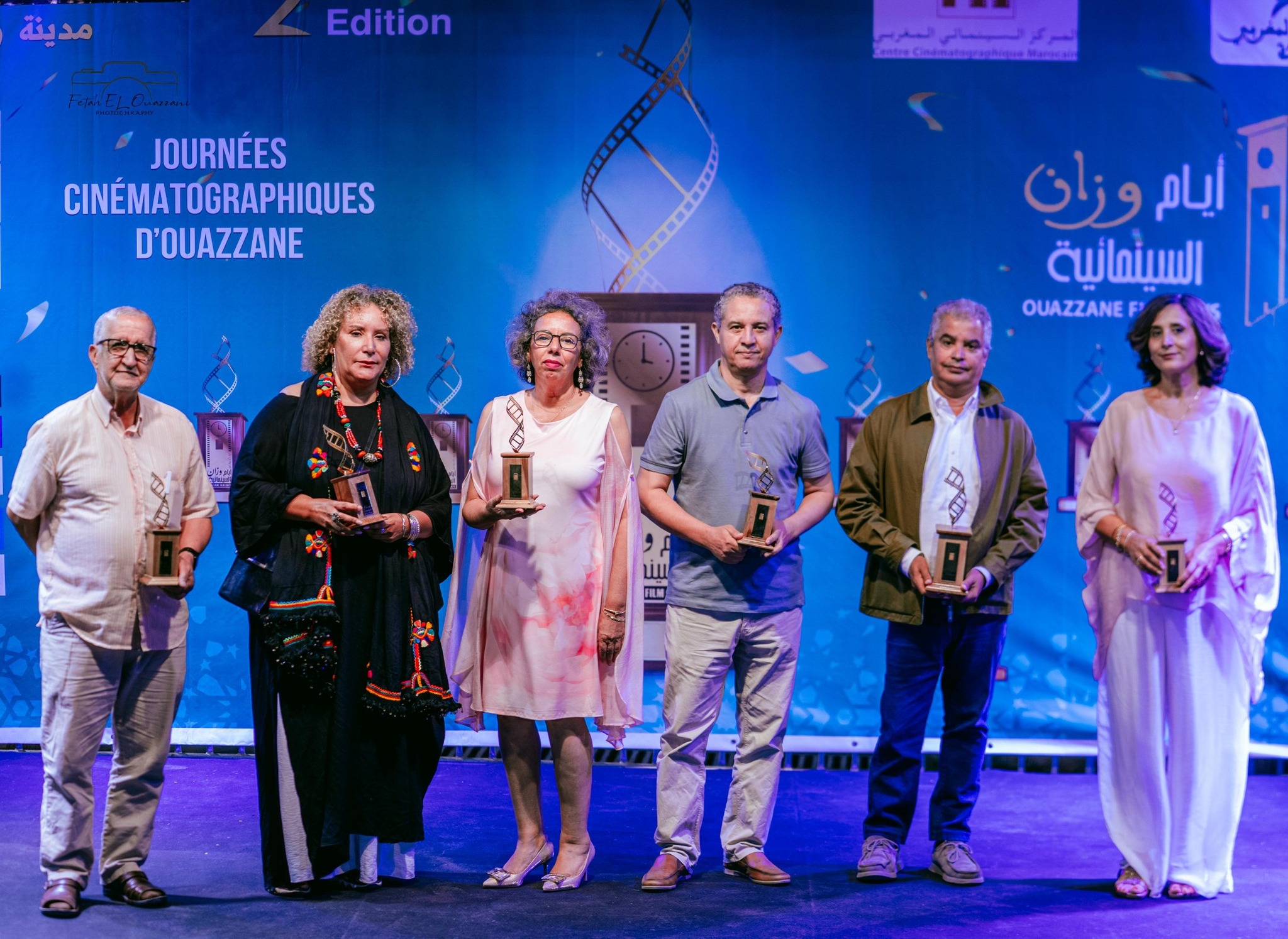 أعضاء لجنة التحكيم في صورة تذكارية مع الفائز بالجائزة الكبرى خالد الزايري عن فيلمه مورا يوشكاد