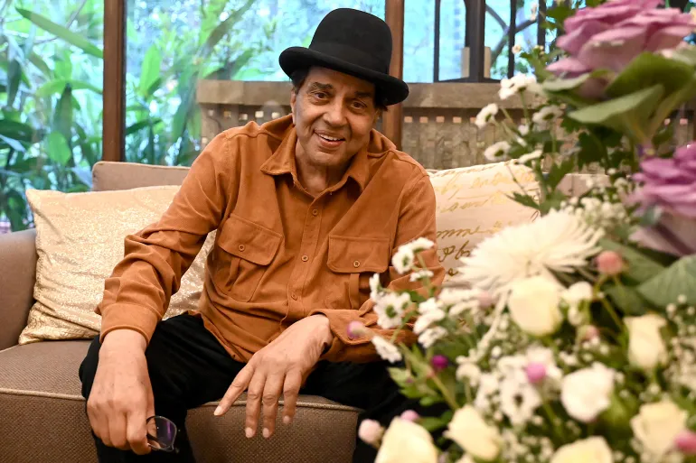 أسطورة بوليوود دارمندرا