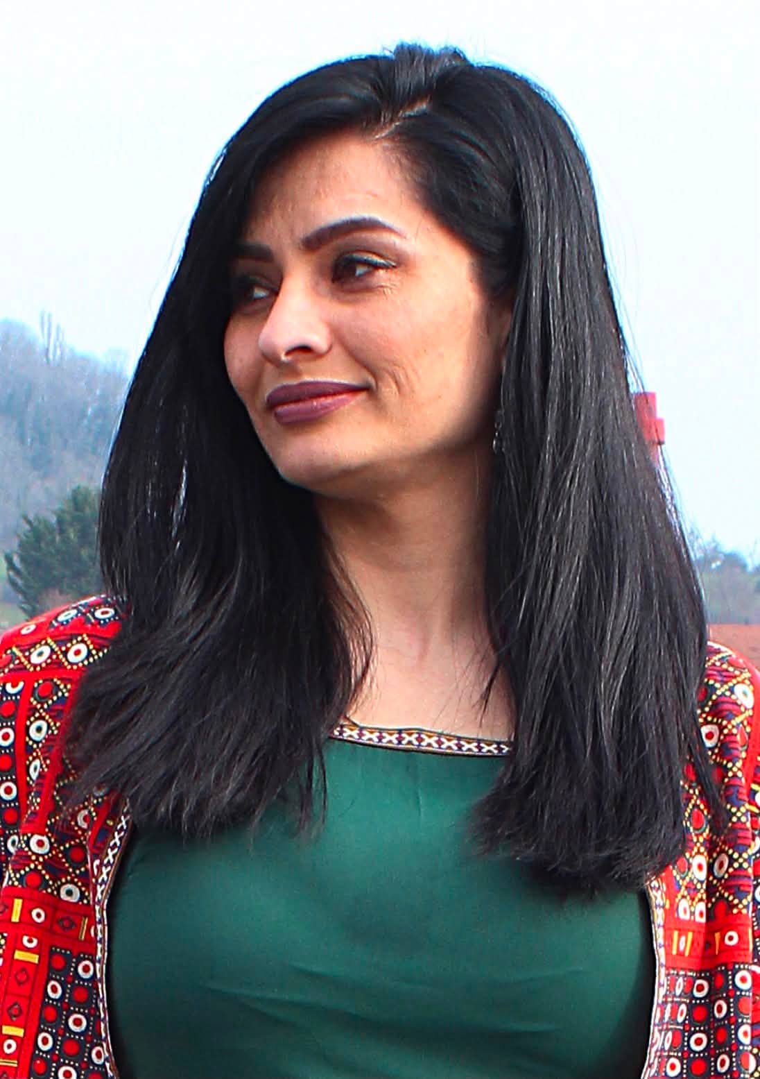 الممثلة والإعلامية الأفغانية لينا غولباهاري